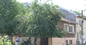 Общинска къща за двама се превърна в ромско свърталище