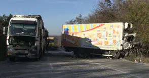 Български тир се блъсна в аварирал румънски колега