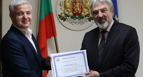 Драгомир Драганов отличи шефа на Областна дирекция &bdquo;Земеделие&ldquo; Владимир Тедески за постигнатите високи резултати.