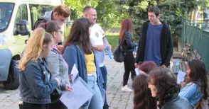 1453 зрелостници се явиха на първата матура, 27 закъснели я пропуснаха