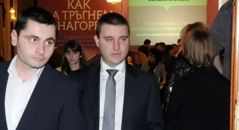 Наследникът на Искров ясен до края на април