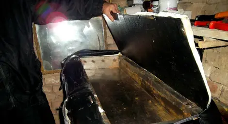 Контрабандисти на цигари се крият в заключен гараж от спецмитничари