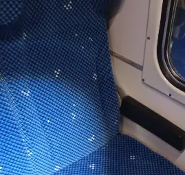 Нарязаха нови седалки във влак на БДЖ при първото му пътуване