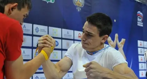 Пламен Димитров стигна полуфинал на европейското по канадска борба