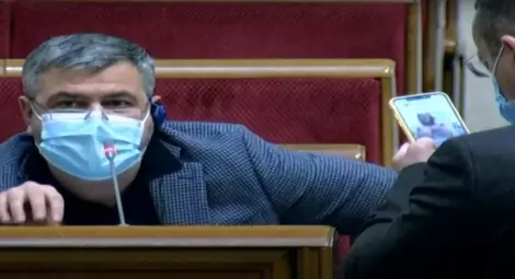 Изловиха "слуга на народа" да разглежда голи снимки по време на парламентарно заседание