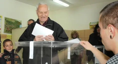 ГЕРБ с половин крачка пред БСП, Бареков е трети