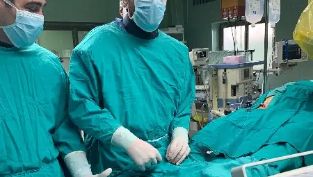 Д-р Генадиев в операционната зала. Снимки: Личен архив Д-р Генадиев в операционната зала. Снимки: Личен архив