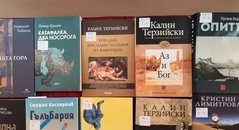 Две дарителки обогатиха библиотеката в Караманово