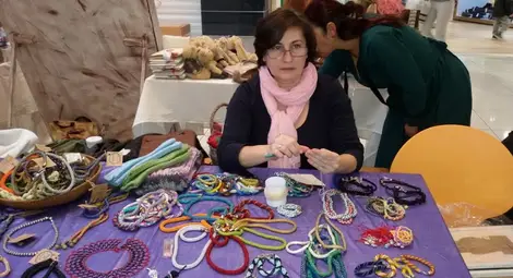 Ръчно направените бижута са сред най-атрактивните и привлекателни изделия на благотворителния базар.                                                                                                           Снимка: &bdquo;Еквилибриум&ldquo;