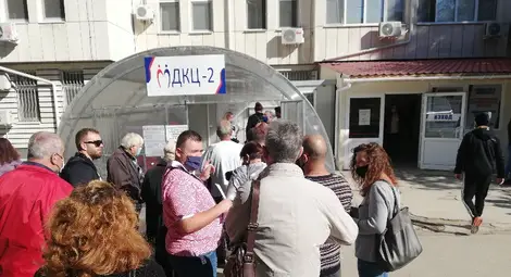 От сряда пред лечебните заведения се вият огромни опашки.            Снимка: &bdquo;Утро&ldquo;