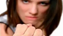 Алчна щерка месеци тормозила баща си да й припише апартамента