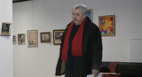 Председателят на Дружеството на художниците Николай Колев откри изложбата.                                                   Снимка: Авторът