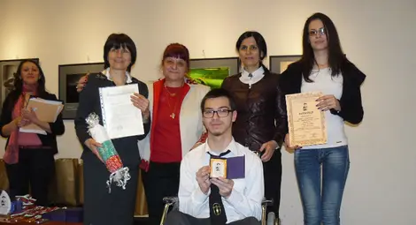 Млади журналисти от Облеклото  получиха награда и дариха знаме