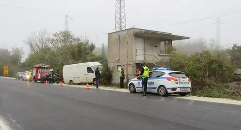Двама души с опасност за живота след излизане на бус от пътя