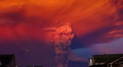 В Чили изненадващо изригна вулкан, властите обявиха червен код за опасност /видео/