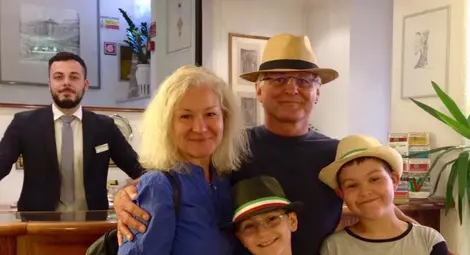 Каролина се връща от Нова Зеландия, за да открие корените на рода си