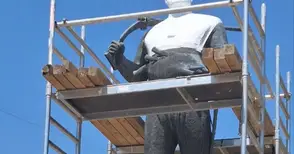 Обличат в бяло Стефан Караджа? Не, подготвя се отливка за паметника в Тулча