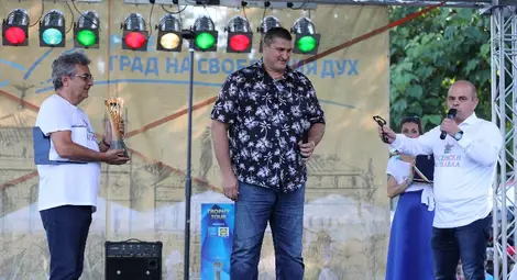 Миньони, спайдърмени и принцеси изпъстриха площада в летния карнавал