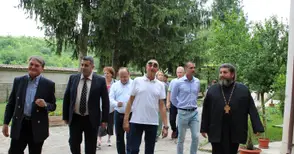 Дипломати от посолства в Букурещ  посетиха Басарбовския манастир