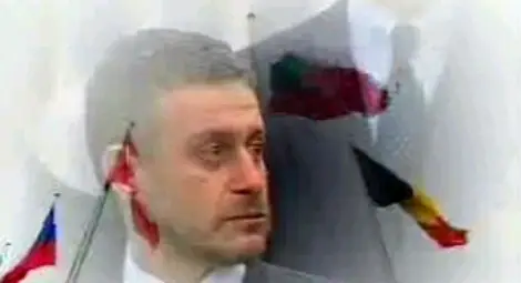 2 април 2004 година, Брюксел - външният министър Соломон Паси на церемонията по издигането на българския флаг в Щаб-квартирата на НАТО по случай приемането на България в Алианса. Снимка: www.solomonpassy.com