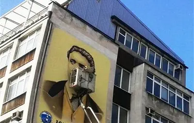 Образът на Левски изгря върху сграда в Бургас, край която минават хиляди българи и чужди туристи