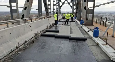 Започна полагането на асфалт в затворения за основен ремонт 320-метров участък на Дунав мост при Русе