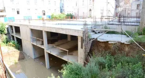 Недостроеното Доходно се превърна в Пчелина на Божко