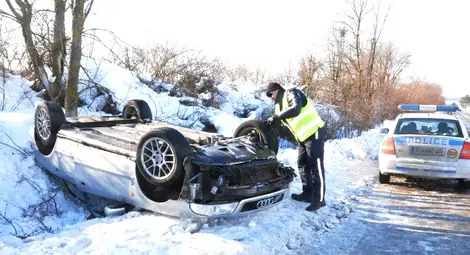 Ауди с четирима младежи се обърна по таван