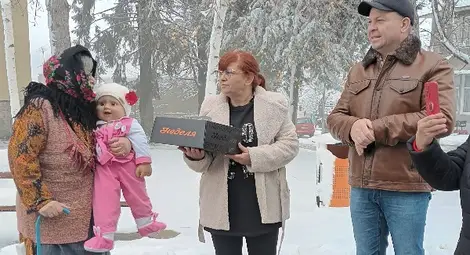 Двама кметове дариха &bdquo;родилката и бебето&ldquo; в Щръклево