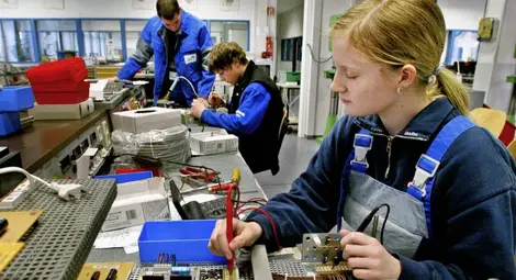 14 разрешителни за работа издадени  на младежи от дуални паралелки