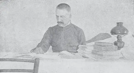 Христо Татарчев на работното си място.