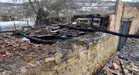 Баба, дядо и внук пострадаха при пожар в разградско село