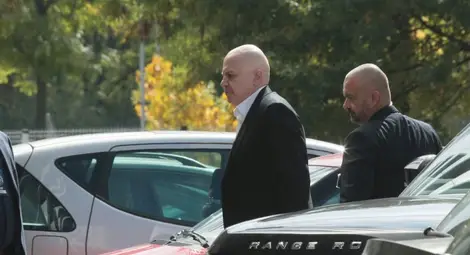 Слави Трифонов: Всички знаят, че кабинет няма да има, но играят жалък театър Слави Трифонов: Всички знаят, че кабинет няма да има, но играят жалък театър