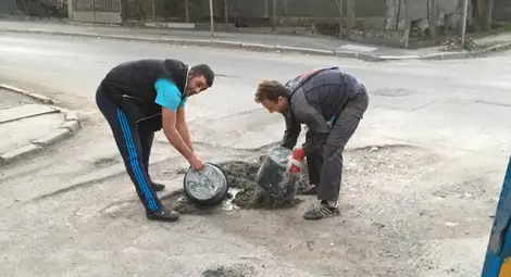 Жители на &bdquo;Родина&ldquo; запълниха дупките около блоковете си