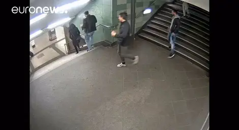 Издирват българския гражданин, нападнал момиче в берлинското метро, само в Германия