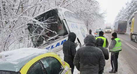 20 км/ч над ограничението пратиха турски рейс в канавка