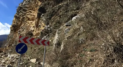 Над 1000 кубика скали затвориха пътя Кричим-Девин