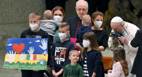 Папа Франциск целуна украинско знаме, изпратено му от Буча