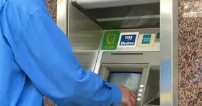 Поканен да гледа Мондиала колега източил банковата карта на домакина