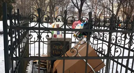 Гробници на възрожденци превърнати в склад за боклуци от клошари