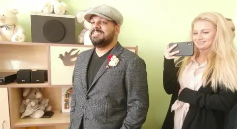 Венци Нелсън пристигна в Русе с приятелката си, англичанката Ема. 	     Снимка: Авторът