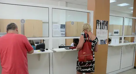 Неизрядни данъкоплатци обсаждат от сутринта гишетата на &bdquo;Котовск&ldquo; 1