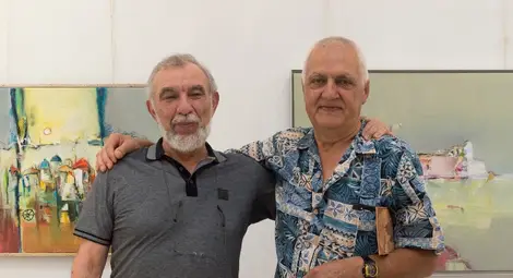 Кънчо Кънев и Валери Лазаров на откриването на втората им обща изложба през юли миналата година. Утре към тях ще се присъедини Чой Джи Юн.                             Снимка: Архив &bdquo;Утро&ldquo;