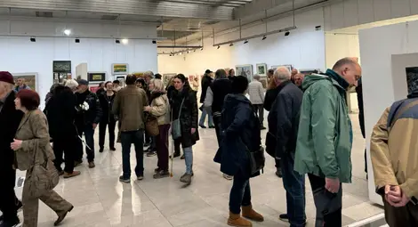 Стефан Кацаров с плакет от името на кмета на Русе Пенчо Милков за приноса му в развитието на Русенската живописна школа