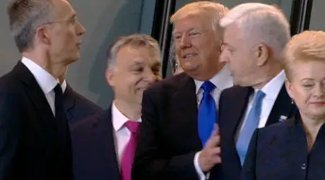 Доналд Тръмп избута премиера на Черна гора на срещата на НАТО (видео) Доналд Тръмп избута премиера на Черна гора на срещата на НАТО (видео)