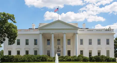 Паника в Белия дом, мъж нахлу, за да се види с Тръмп