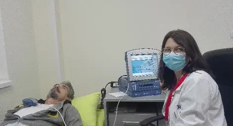 Д-р Надя Панчева проверява имплантиран пейсмейкър на пациент в кардиоболница &ldquo;Медика Кор&rdquo;.                                       Снимка:Авторът