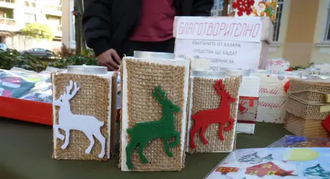 Коледен благотворителен базар пред Гимназията по дървообработване събира пари за смелите мечти на талантиливи ученици /галерия/