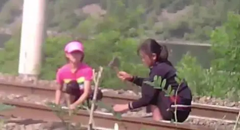 Чукове, камъни, релси &ndash; деца роби строят в Северна Корея