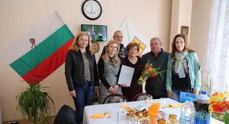 Икона, вино и часовник за юбилея на шефката на пенсионерския клуб в Новград Икона, вино и часовник за юбилея на шефката на пенсионерския клуб в Новград